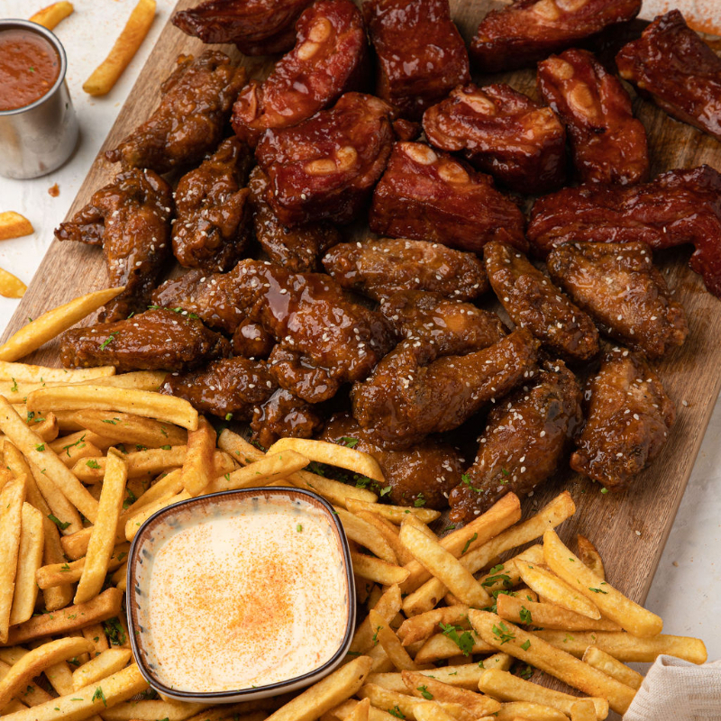 12 Alas + 12 Costillas + Papas+Dip de Queso