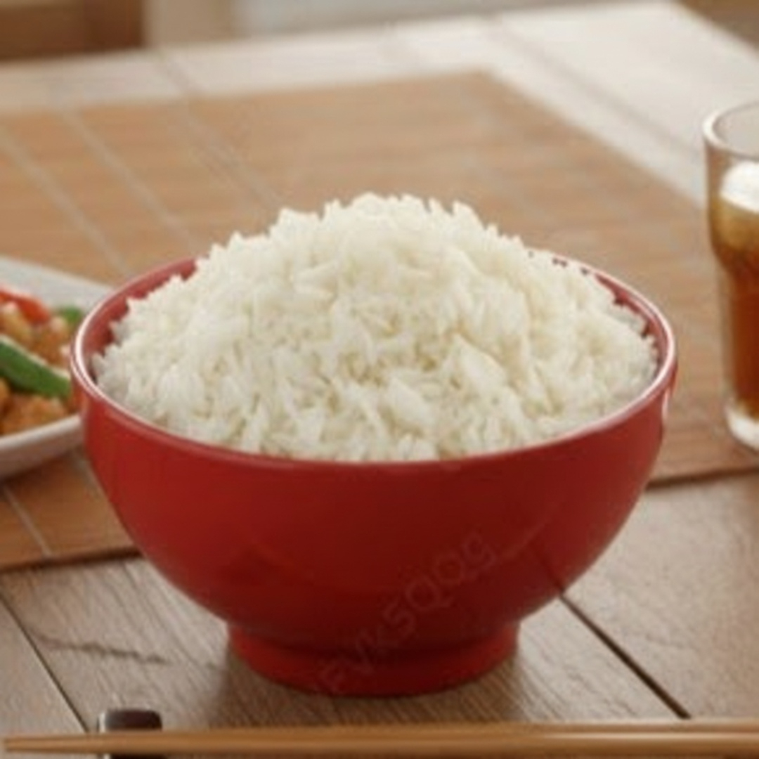 Porção de arroz branco cozido e temperado com alho e sal