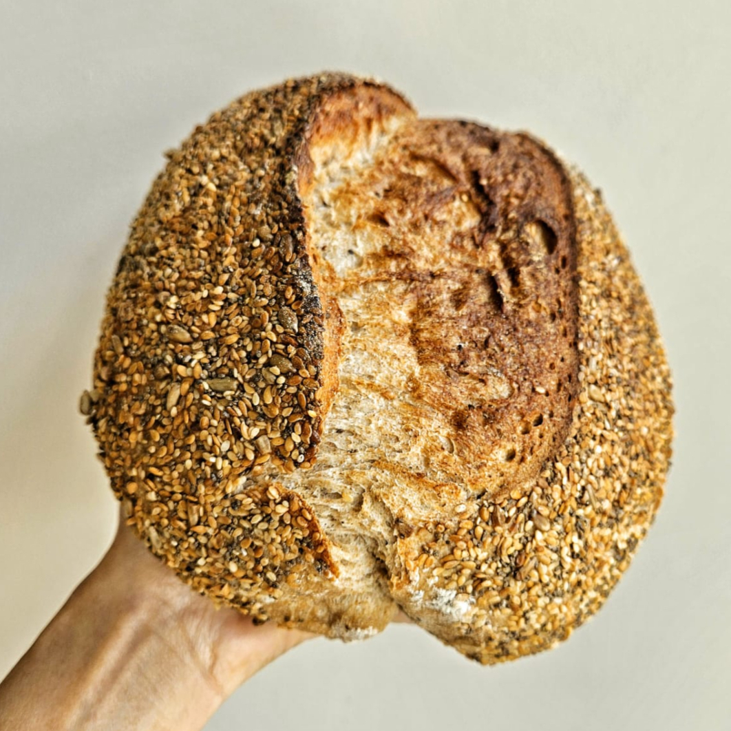 Água, farinha, sal, linhaça, gergelim branco, gergelim preto, chia e semente de girassol