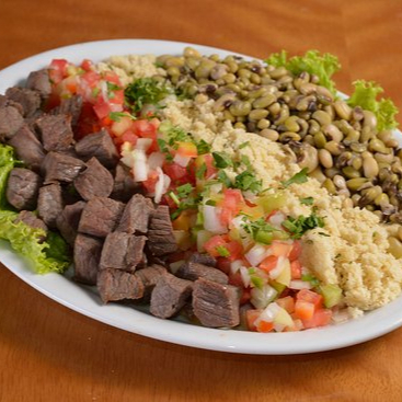 Carne de sol macia e desfiada no ponto certo, acompanhada de feijão verde temperado, arroz soltinho, farofa crocante e vinagrete fresquinho.