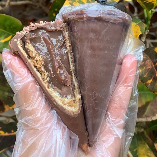 Casquinha crocante banhada no chocolate bland, recheada com brigadeiro cremoso cacau 50%