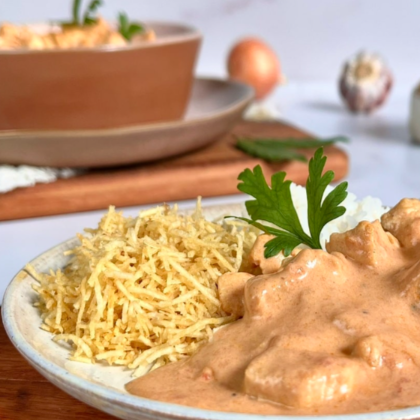Frango macio e bem temperado, envolvido em um molho cremoso e saboroso, preparado no ponto certo para trazer conforto e sabor a cada garfada. Um clássico que agrada sempre, servido com arroz soltinho, feijão fresquinho e batata palha crocante, criando o contraste perfeito de texturas.