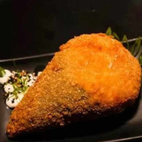 Salmão em cubos, Cream Cheese, arroz, nori, empanado na panko e frito.