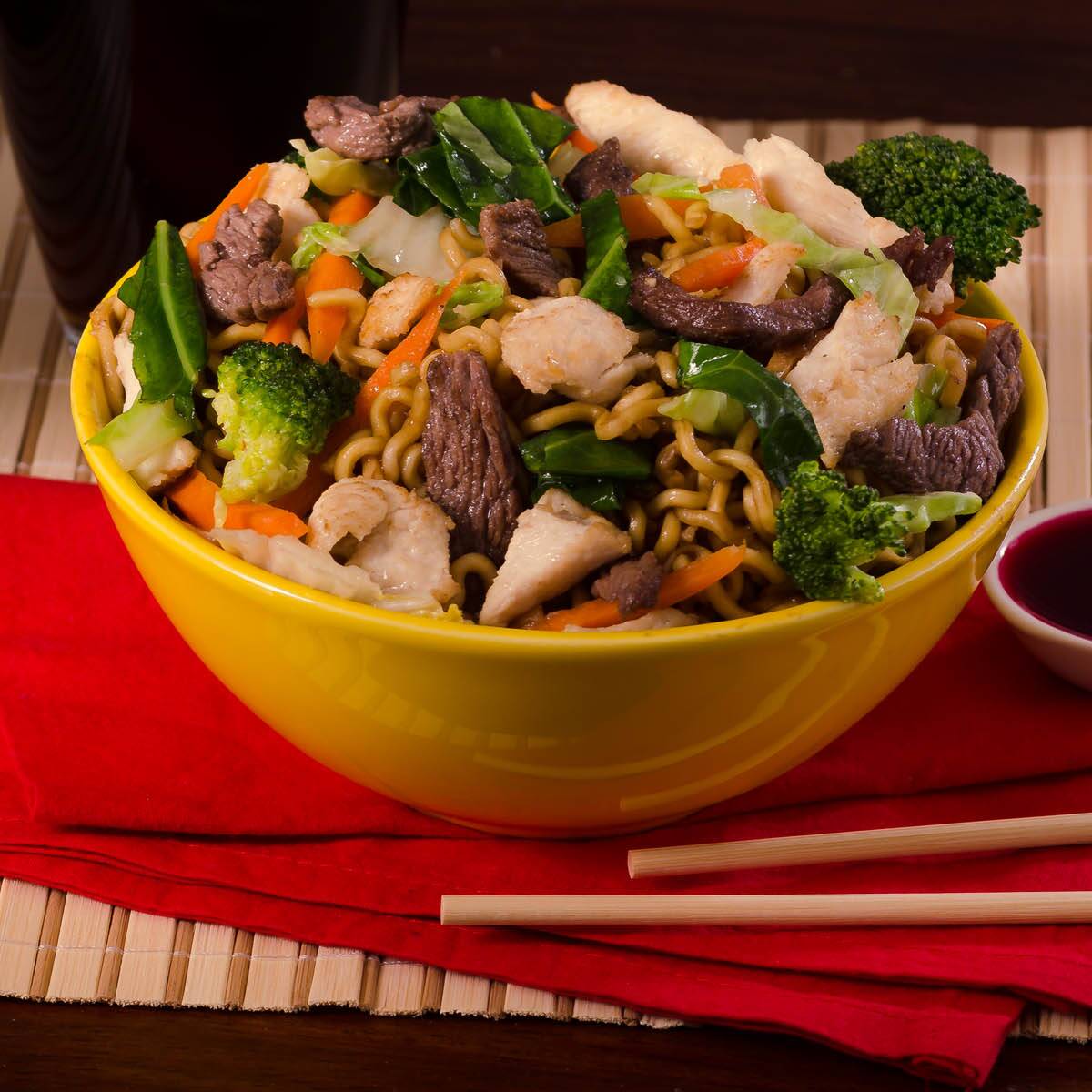 Delicioso yakisoba de carne, frango e legumes - recomendado para 1 pessoa.aprox. 550g ( obs: não leva tarê)