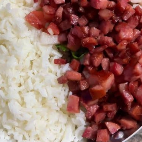 Delicioso arrumadinho de calabresa.