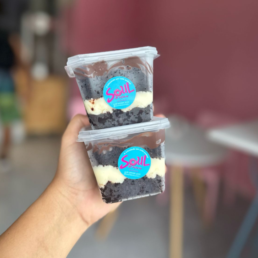 massa de chocolate, recheio de leite ninho e brigadeiro gourmet