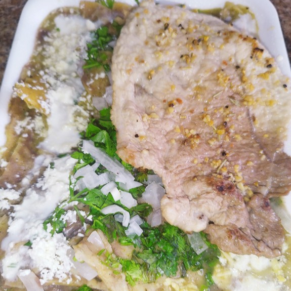 Chilaquiles de la Casa con Bistek de Cerdo
