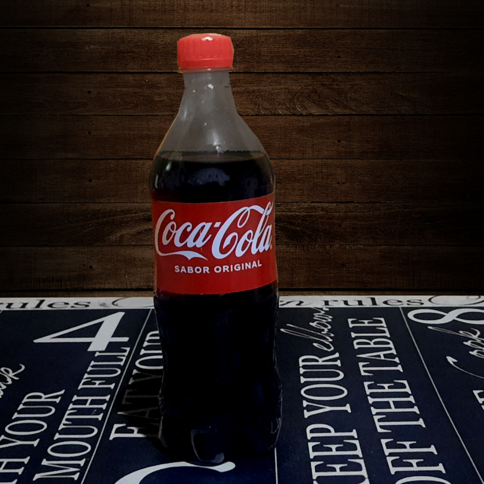 Esta refrescante bebida, servida bem gelada, promete revitalizar o seu paladar. A Coca Cola, mundialmente amada, combina a doçura e a acidez perfeitamente equilibradas para proporcionar uma experiência de sabor inigualável. Seja para acompanhar a sua refeição favorita ou para refrescar-se num Dia quente, a nossa Coca Cola de 1,5 Litros é a escolha perfeita!