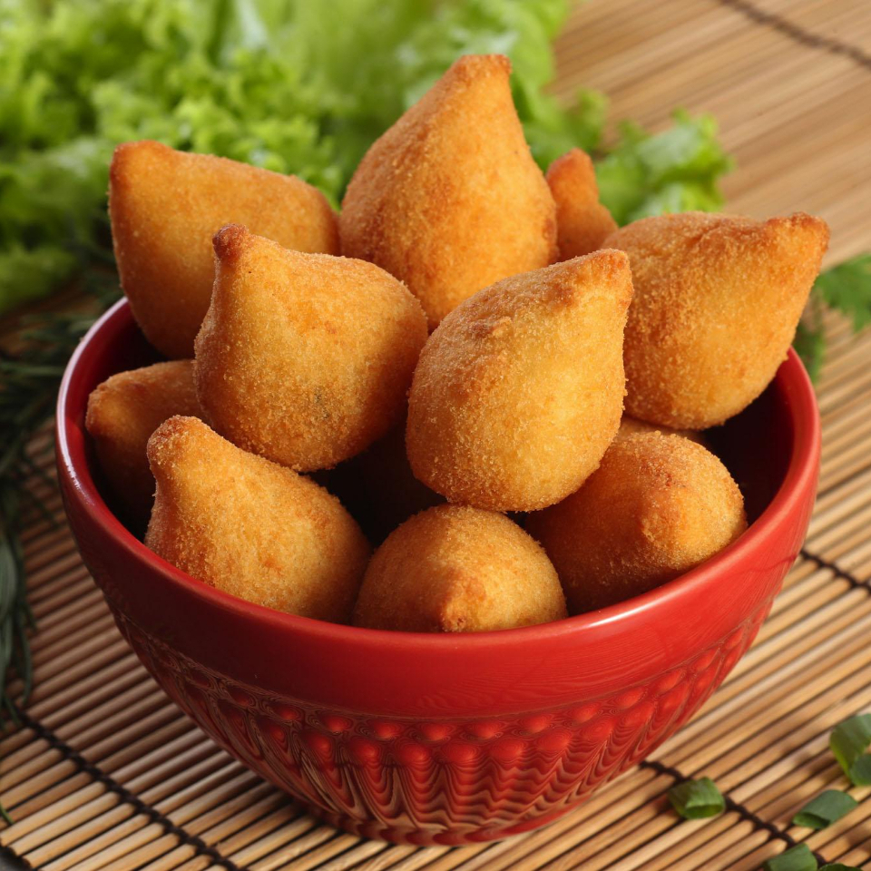 Coxinhas pequena 15 unidades, coxinha com 22g de puro recheio de frango, crocante por fora e irresistível por dentro. Fritos na hora para chegar quentinho na sua casa. Perfeitas para festas, lanches ou aquele momento de desejo. Serve 2 pessoas. 330g peso total