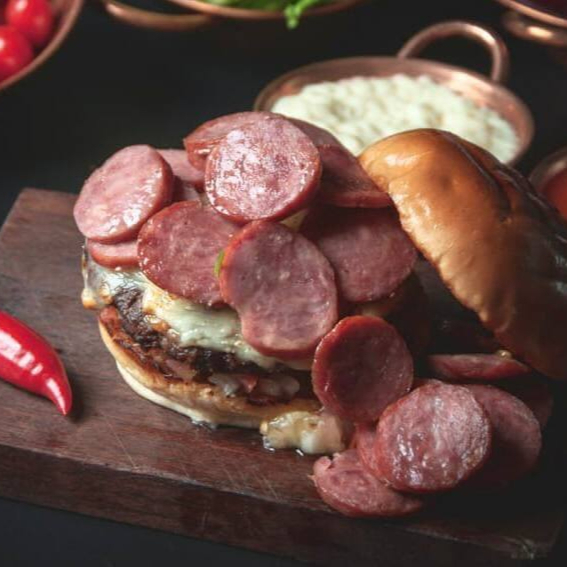 Pão, carne artesanal 130g, queijo mussarela, calabresa, alface, tomate, maionese da casa a parte.