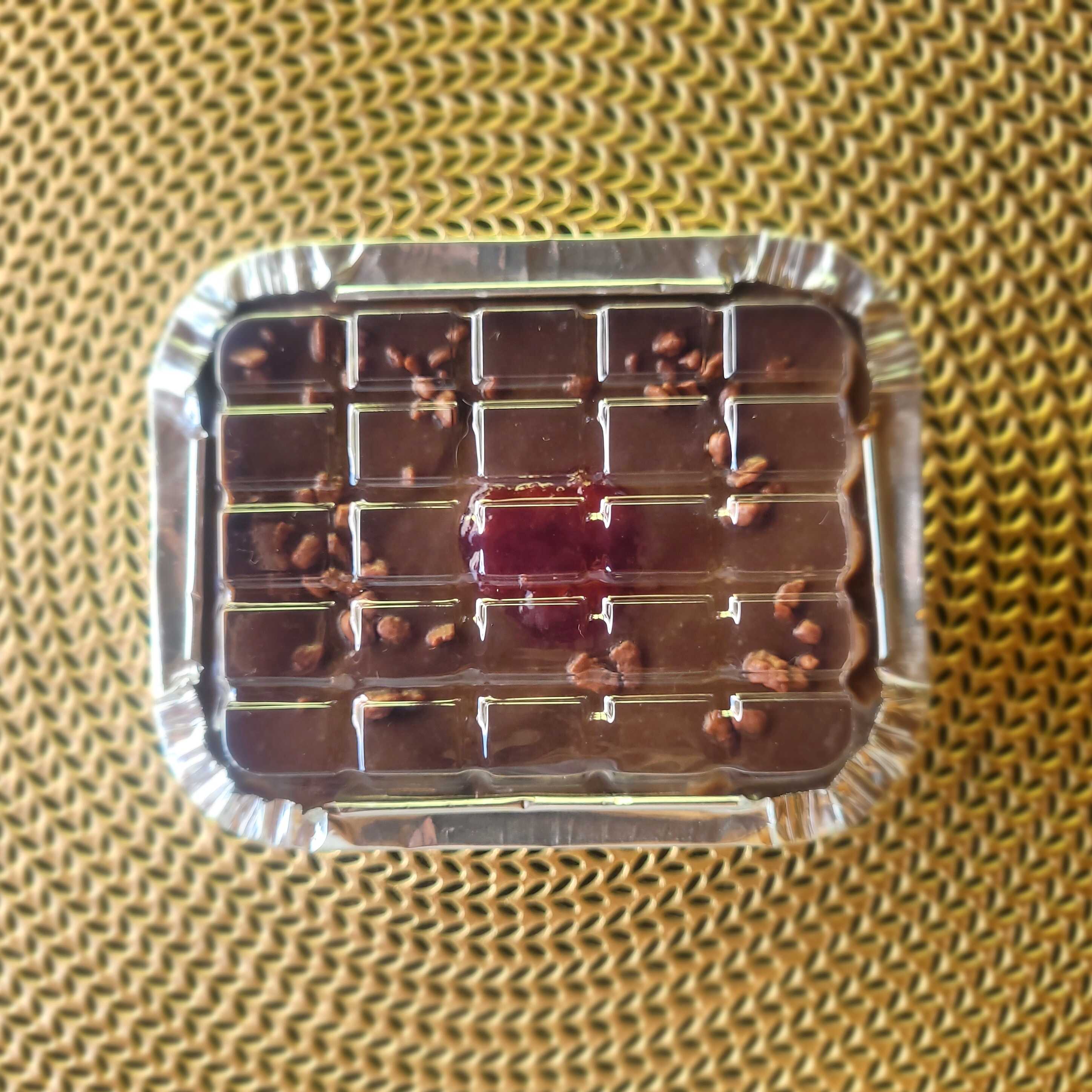 Bolo de chocolate supermolhadinho, recheado com creme de chocolate e geleia de morango, servido na marmitinha. Aproximadamente 200g.