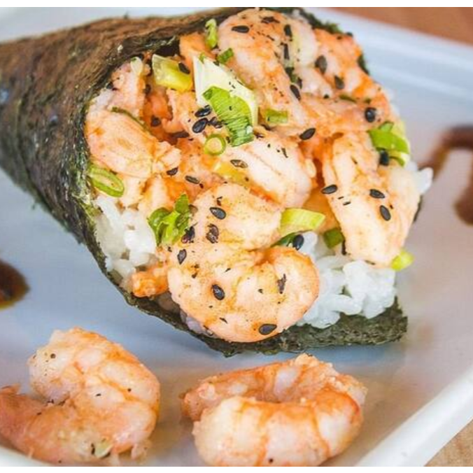 Temaki de camarão com cream cheese e cebolinha, finalizado com três camarões empanados no topo. Uma combinação deliciosa e sofisticada para os amantes da culinária japonesa.