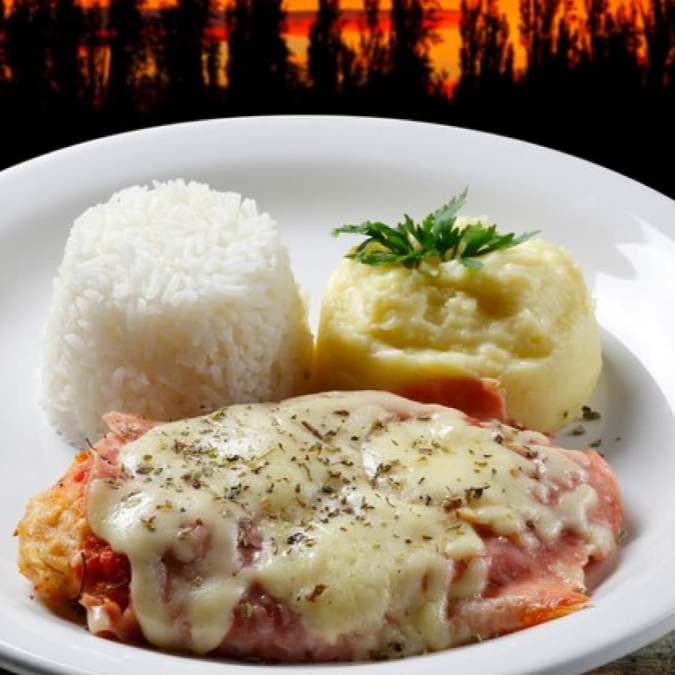 Feijão tropeiro, arroz, macarrão, salada