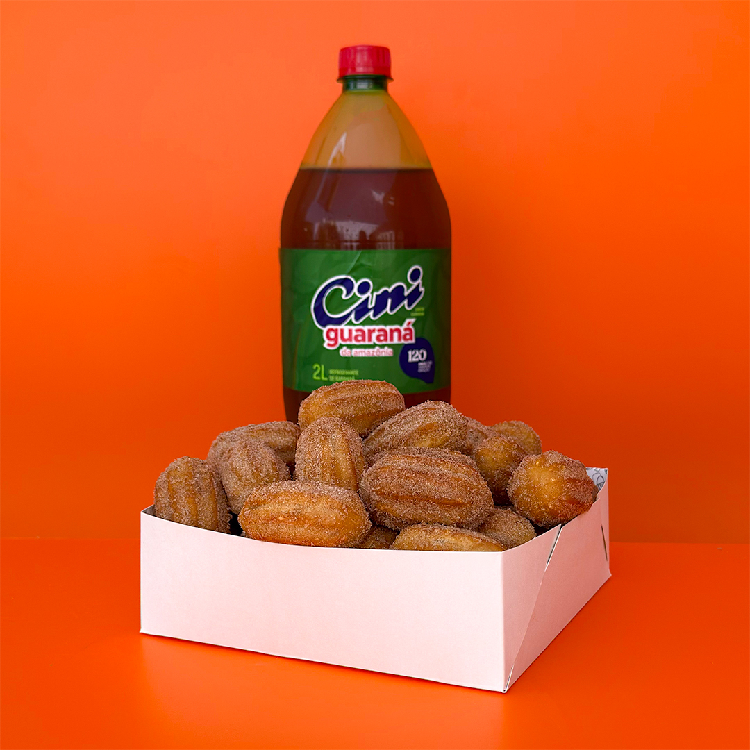 Contém 75 Mini Churros Crocantes de Doce de Leite Premium + Refrigerante (2 Litros). Mini churros fritos na hora em óleo de algodão e entregues quentinhos, com o padrão de qualidade Coxinautas & ingredientes selecionados. Perfeitos para matar sua fome! :)
Serve de 5 a 6 pessoas.
Peso Individual: 20g (Tamanho Tipo Festa)
Peso Total Aproximado: 1,5kg de Mini Churros.