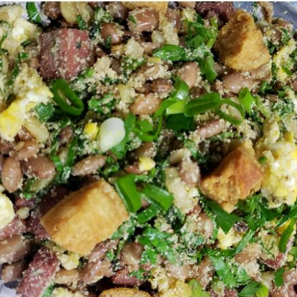 Deliciosa porção de feijão tropeiro com batata frita.