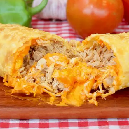 PASTEL DE FRANGO COM CHEDDAR
