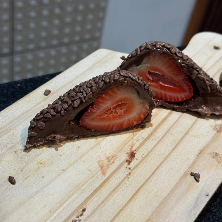 Coxinha de morango com brigadeiro nobre