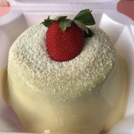 Massa de chocolate com cobertura de Ninho e para finalizar um delicioso morango.