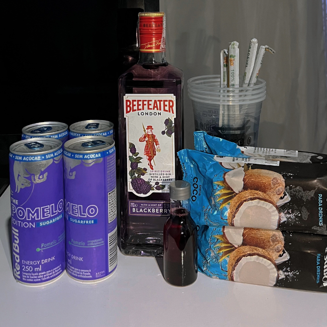 1 garrafa de gin Beefeater BlackBerry 4 redbull 4 gelo