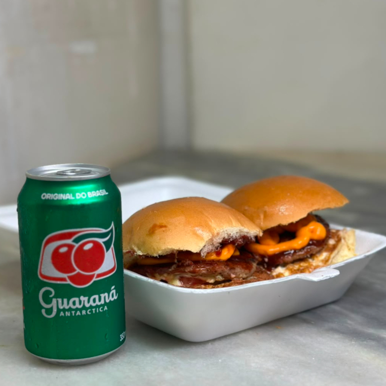UMA COMBINAÇÃO PERFEITA E IRRESISTIVÉL! O X-EGG BURGUER VEM EM PÃES MACIOS E LEVEMENTE DOURADOS, COM HAMBÚRGURES INDUSTRIAIS E SUCULENTOS, OVOS FRESQUINHOS E MOLHOS ESPECIAIS EXTRA CREMOSOS QUE DEIXAM CADA MORDIDA CHEIA DE SABOR. PARA EXPERIENCIA FICAR AINDA MAIS COMPLETA ACOMPANHA TAMBÉM UM REFRIGERANTE ANTÁRTICA LATA 350mL. O EQUILIBRO PERFEITO ENTRE PÃO FOFOINHO E MOLHOS MARCANTES EM UM SÓ COMBO.