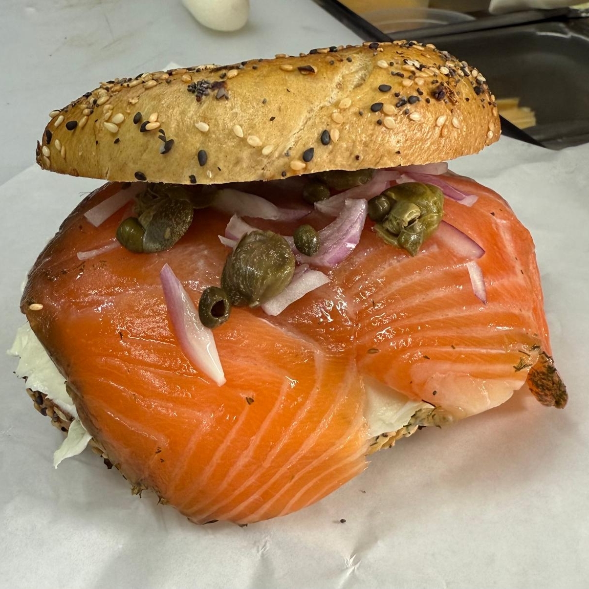 Sándwich Lox Bagel, Bagel Sésamo