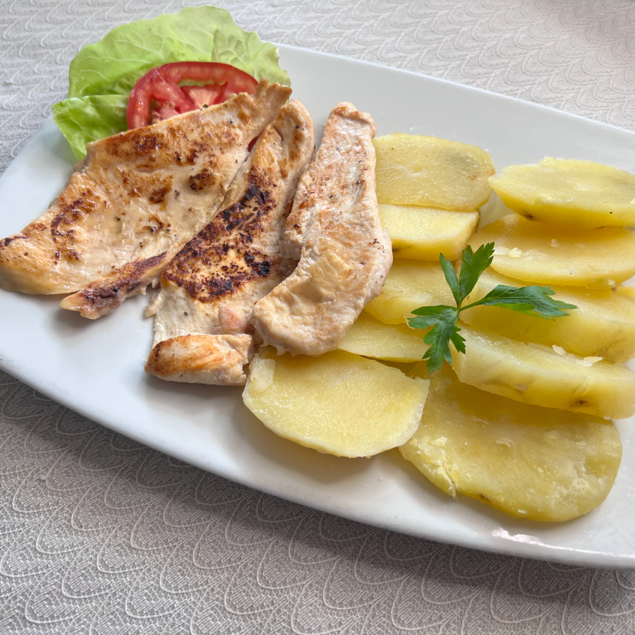 Filete de Pollo con Papas Sancochadas