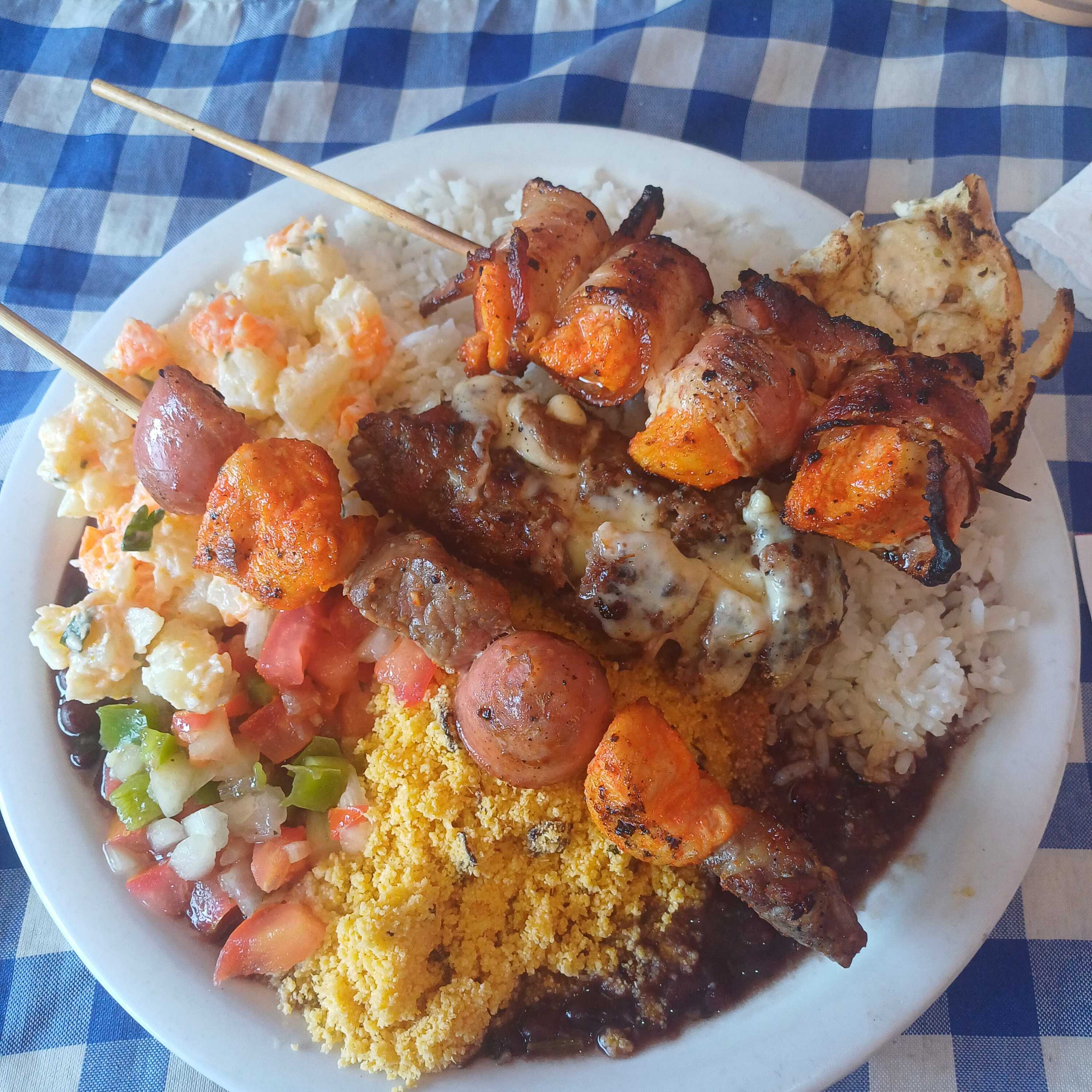 Arroz soltinho, feijão fresco e bem temperado, o melhor molho a campanha que você ja comeu, maionese bem firme preparada com hellmans , farofa bem torradinha estilo nordestino ... Três espetos de churrasco a sua escolha e um pãozinho de alho , pq churrasco sem pão de alho não tem graça ...