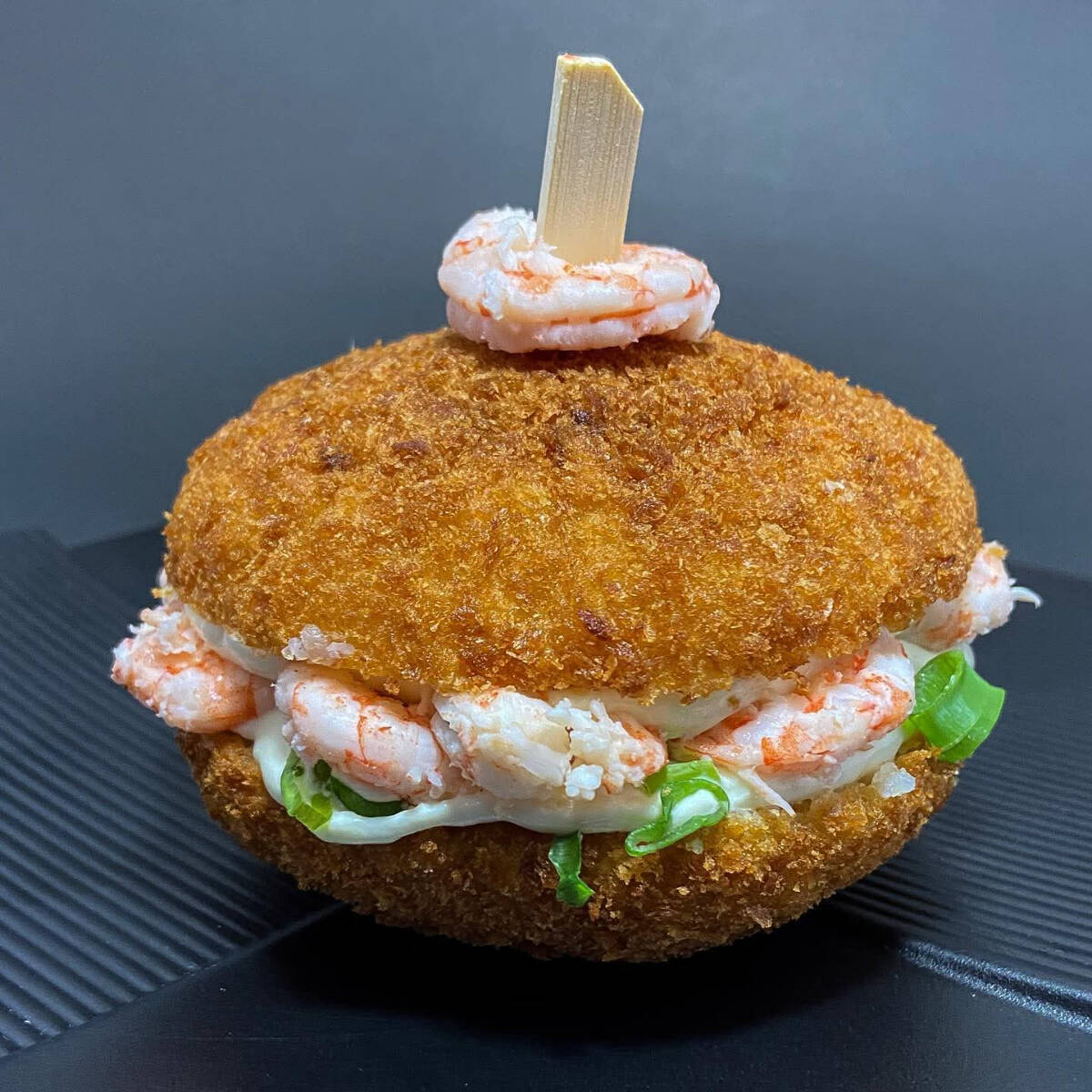 Arroz empanado e frito recheado com camarão creme cheese cebolinha e cebola roxa