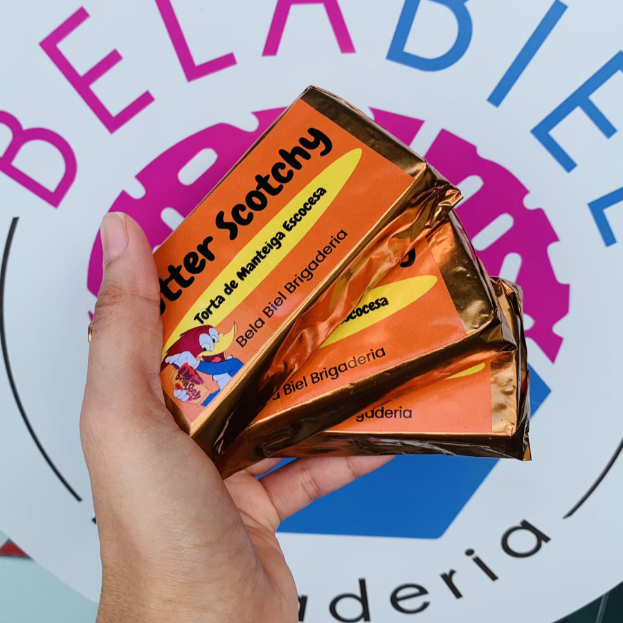 Sabe aquela torta que o Pica-Pau faz de tudo para conseguir? Ela chegou na nossa vitrine! Uma base de biscoito amanteigada e super crocante, preenchida com uma camada generosa de caramelo salgado artesanal (butterscotch) que puxa na medida certa, finalizada com uma cobertura sedosa de chocolate ao leite nobre. Um sabor nostálgico e único que vai te fazer entender por que ela é tão disputada!