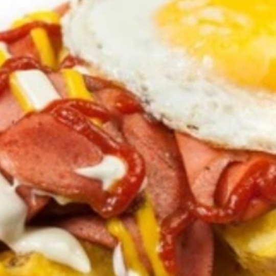 SALCHIPAPA LA ALEMANA + HUEVO FRITO