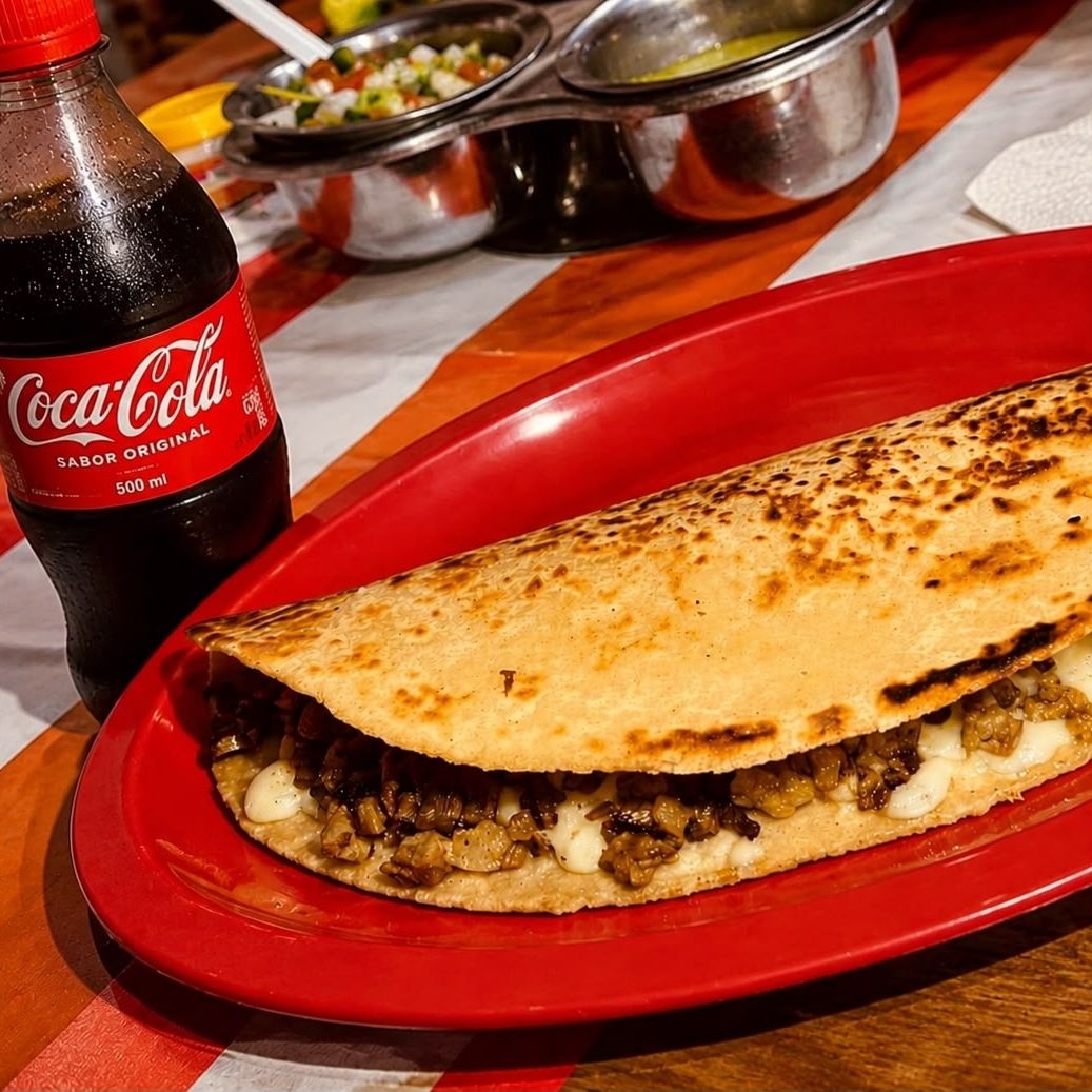 Quesadilla de picadillo*1 + COCA COLA DE 500ML*1