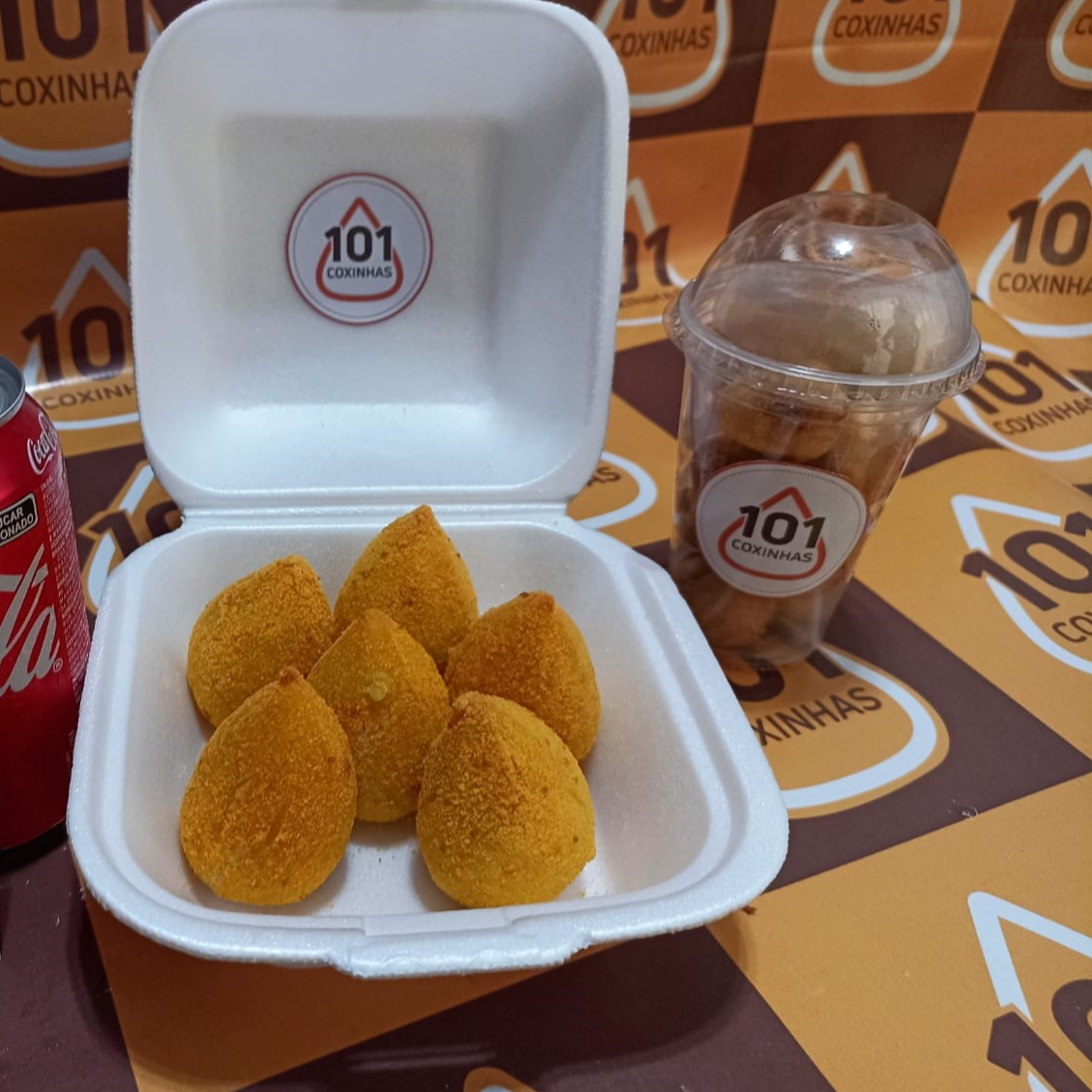 Este Combo Contém: 6 coxinhas tradicionais + 10 mini churros + 1 Coca-Cola lata .