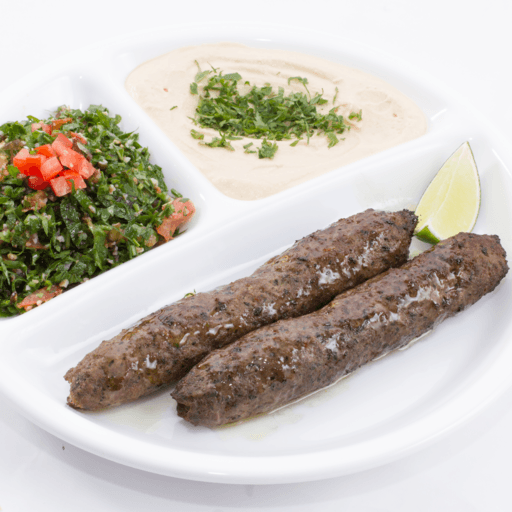 Dois espetos de kafta acompanhados de homus e salada tabule.