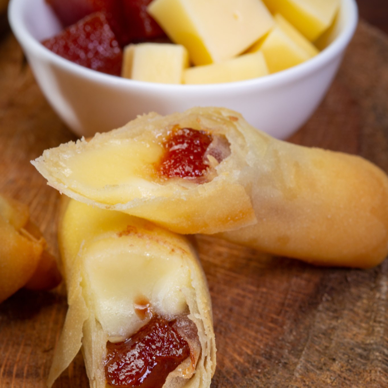 Delicie-se com o Hayako Romeu e Julieta, um enrolado de queijo coalho, creme cheese e goiabada, perfeito para quem ama a combinação clássica de sabores.