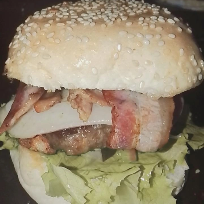 Pão bola 60g, hambúrguer 130g, bacon, queijo, presunto, salada e batata palha.
