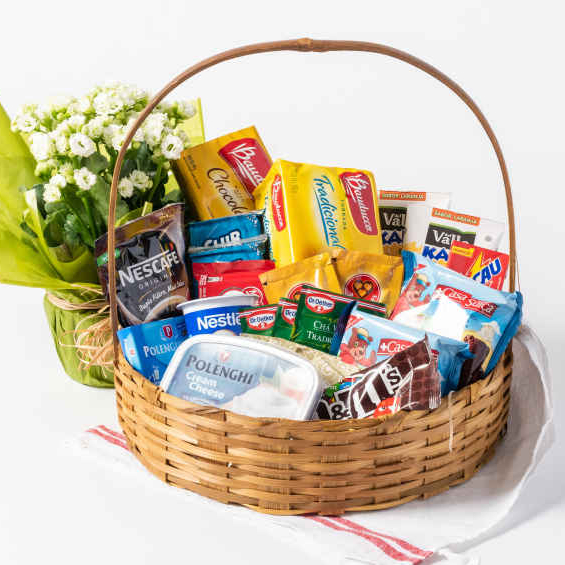 Café urbano tradicional, torradas, requeijão, manteigas, chás, cafés, sucos, biscoitos doces e salgados.