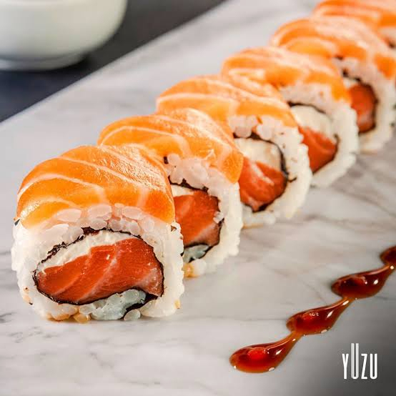 Alga marinha com revestimento de arroz japonês e recheado com salmão e coberto com manta de salmão e mariçado