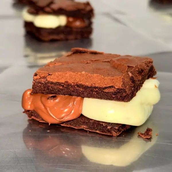 Nosso brownie super macio, bem recheado com Nutella e nosso Magnífico Creme de Ninho.