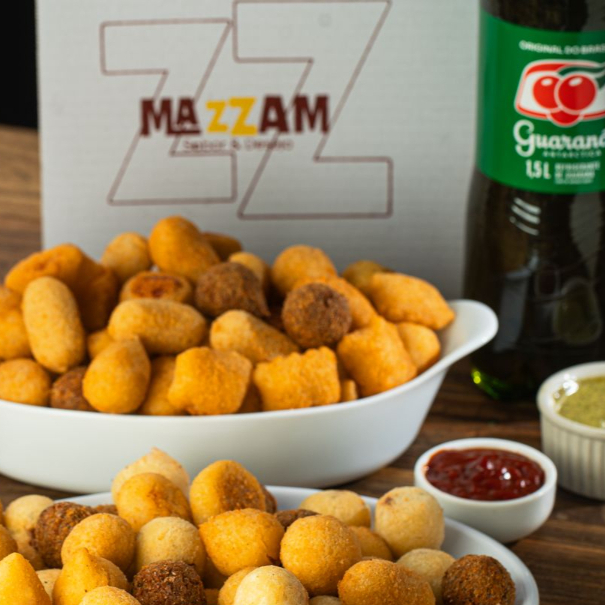 50 Salgadinhos de festa + 1 Guaraná Antárctica 1.5L. Sabores: Coxinha, bolinha de queijo, presuntinho, kibe, salsicha, camarão, calabresa c/ catupiry e bolinha de carne. (PODENDO RETIRAR SOMENTE ATÉ 3 SABORES)