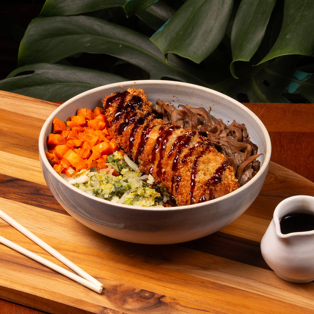 Salmão havaiano empanado e super crocante. Temperado e empanado na farinha panko, ele é servido com uma base de arroz negro incrível, shimeji grelhado, cenoura e acelga refogadas e você pode escolher seu molho preferido: Tarê ou Spicy Mayo, ambos finalizam esse Bowl Quente perfeitamente!