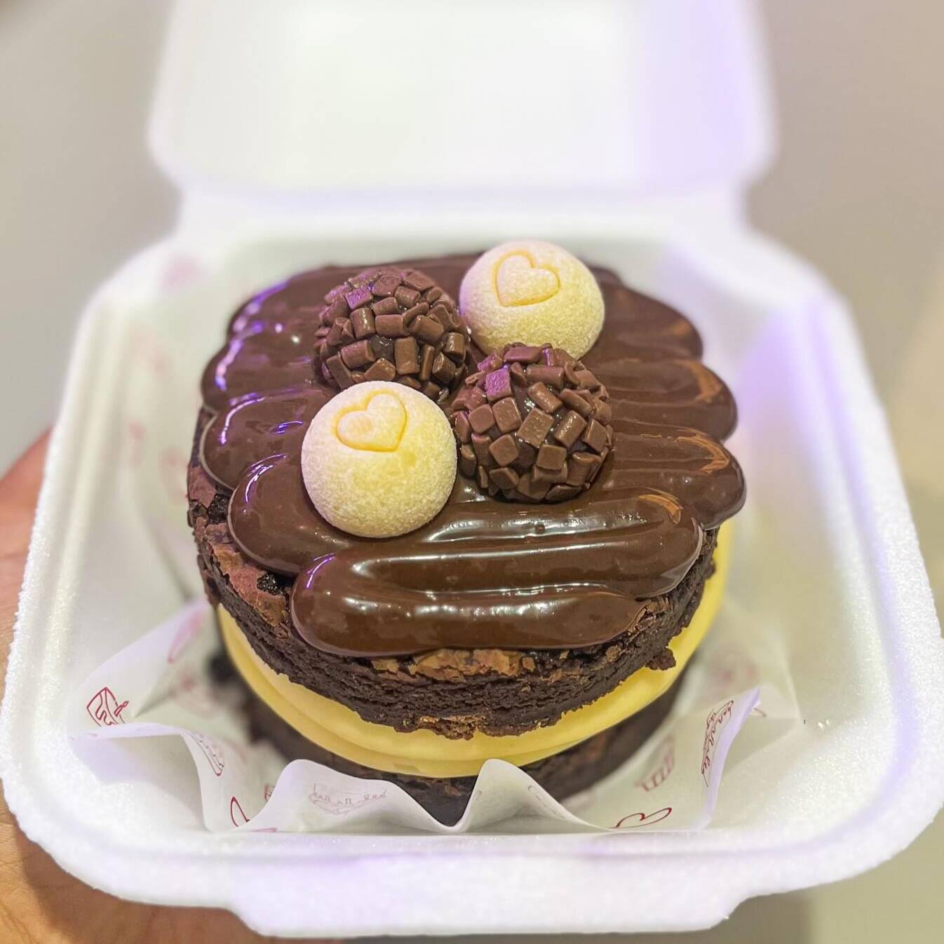 Brownie molhadinho, creme de Ninho, creme de chocolate.