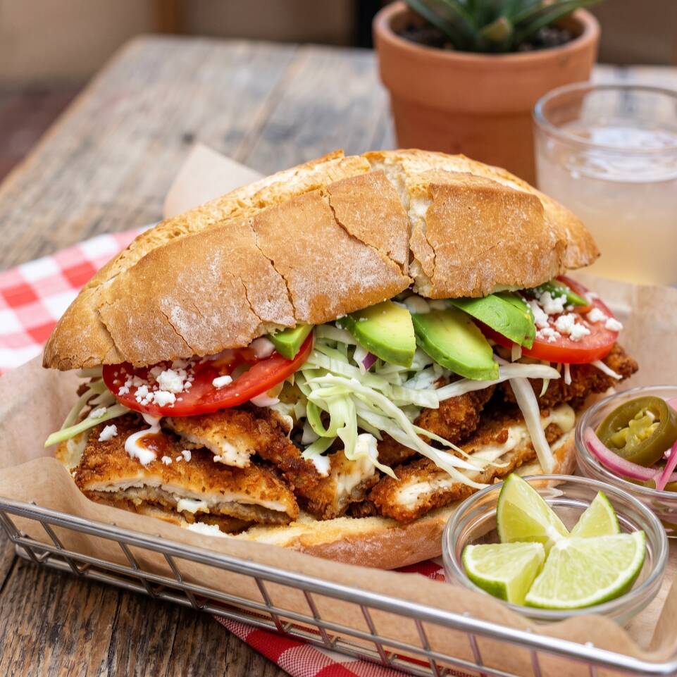 TORTA CHILAQUILES VERDES CON MILANESA DE CERDO