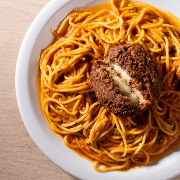 Depois de horas pensando numa descrição, achamos melhor resumir em: experimenta esse prato! Haha. Um polpettone de carne bovina recheado com muito queijo! Escolha seu molho e seus temperos.