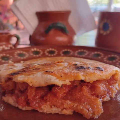 Gordita de Chicharrón en Salsa Verde