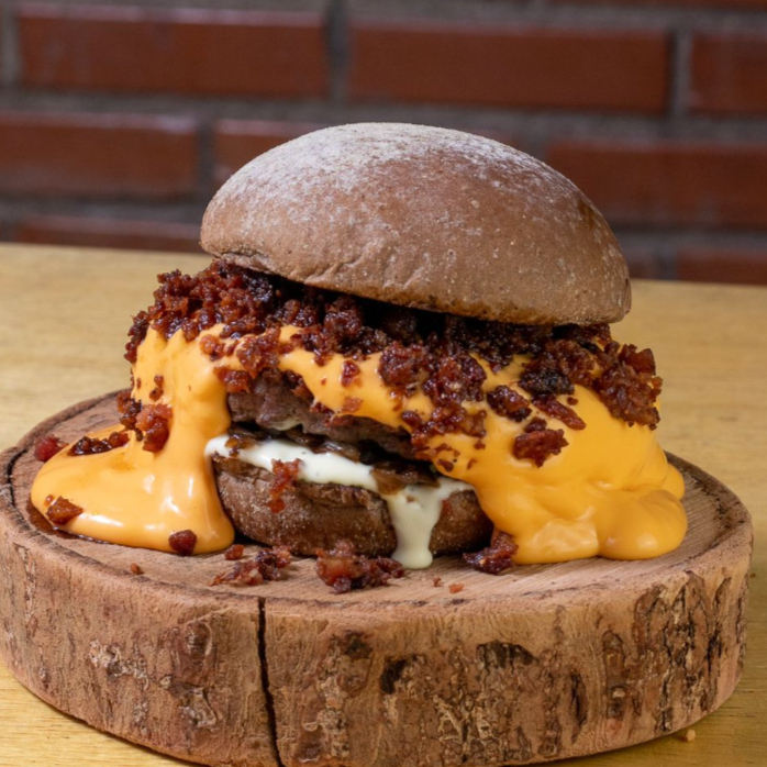 Pão Australiano, Blend Angus160gr, Creme de Cheddar Artesanal, Bacon, Cebola Caramelizada e Maionese Silver (Na falta do Australiano mandaremos no brioche)