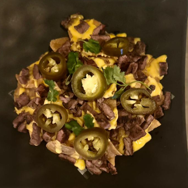 NACHOS CON QUESO GRATINADO AMERICANO Y ARRACHERA