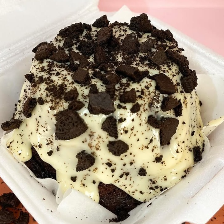 Massa chocolatuda, muita cobertura cremosa de Ninho escorrendo e pedaços crocantes de Oreo por cima para finalizar 🤤💖
A combinação perfeita entre o sabor intenso do chocolate, a cremosidade do Ninho e a crocância irresistível do Oreo! Um verdadeiro vulcão de gostosura 🌋🍫