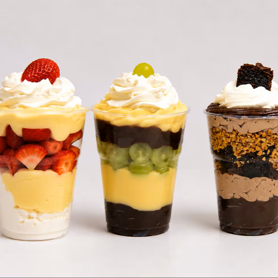 Cremosos, bem recheados e preparados na hora. Ideal para quem quer experimentar mais sabores e pagar menos no conjunto. Escolha seus sabores preferidos, são 3 copos de +-250ml bem recheados.