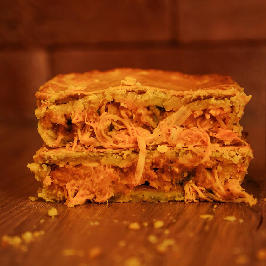 Nosso empadão inteiro: frango cremoso e generoso, recheio fartíssimo dentro da massa amanteigada dourada. Uma refeição completa pra dividir (ou não). 🍗