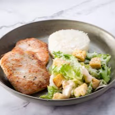 Filé grelhado na manteiga, salada de alface e croutons, e arroz branco.